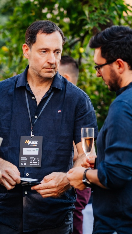 Aktívna diskusia účastníkov počas Networking Festivalu pri káve